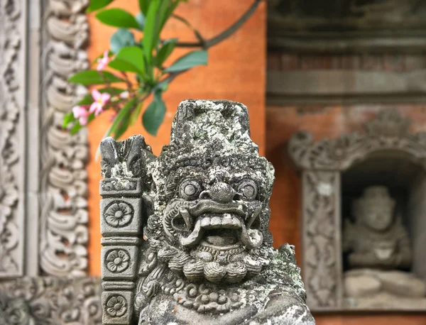 Aus Stein geschnitzte balinesische Statue. Detail des balinesischen Tempels — Stockfoto