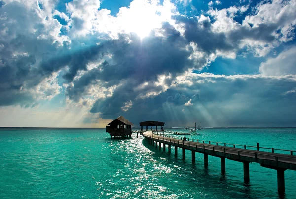 Puesta de sol sobre el mar con un cielo azul dramático — Foto de Stock