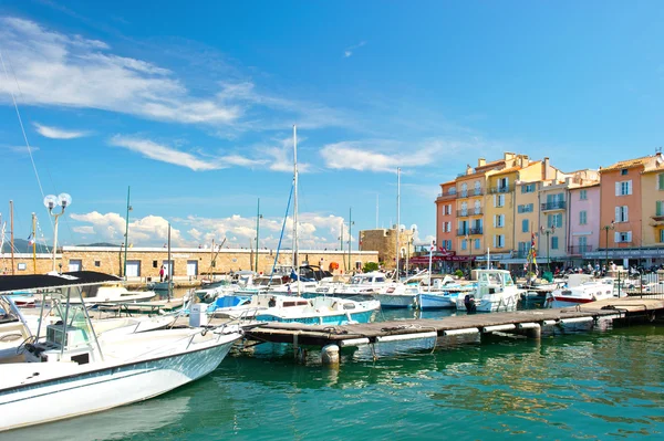 Средиземноморский пейзаж с лодками и старыми зданиями — стоковое фото
