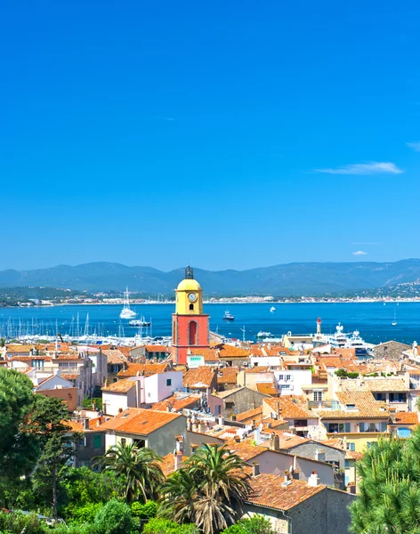 Saint-tropez güzel bir görünümü ile deniz manzarası ve mavi gökyüzü — Stok fotoğraf