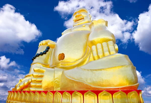 Buddha sobre fondo azul del cielo —  Fotos de Stock