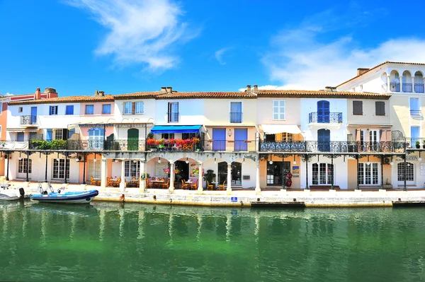 Kleurrijke huizen in port grimaud in de provence — Stockfoto