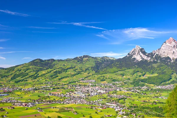 Alpská krajina s krásnou modrou oblohu — Stock fotografie