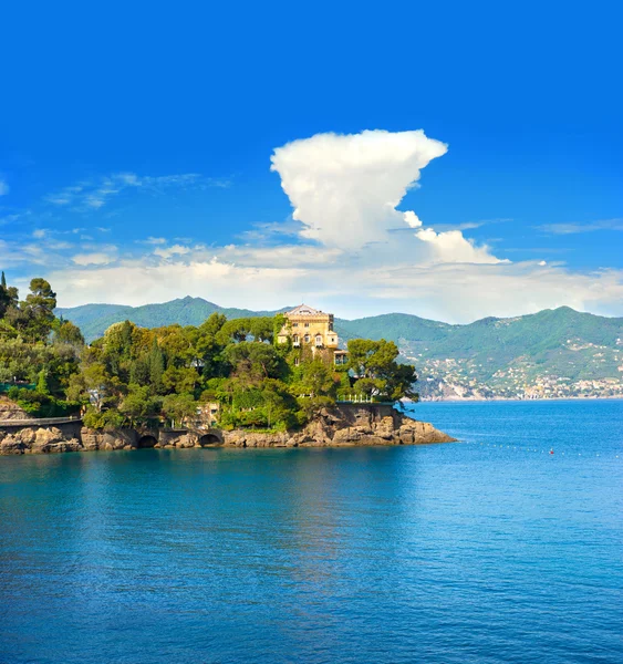 Mediterranean landscape with blue sky — Stock Photo, Image