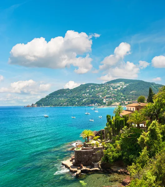 Красивый средиземноморский пейзаж с облачным голубым небом — стоковое фото