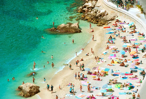 På stranden med solstolar och parasoller — Stockfoto
