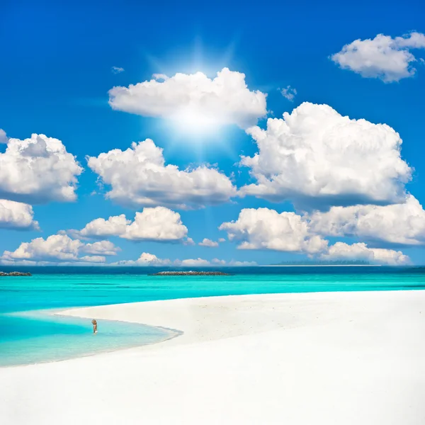 Tropikalnej plaży piasek nad pochmurnego nieba. — Zdjęcie stockowe