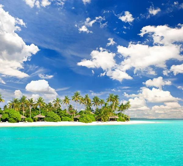 Tropické bílé písčité pláže s palmami — Stock fotografie