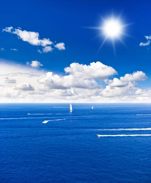 Güzel mavi deniz. mükemmel mavi gökyüzü — Stok fotoğraf