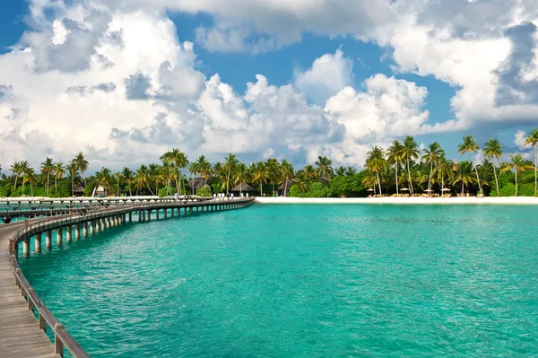 Tropik ada Beach ile güzel mavi bulutlu gökyüzü görünümü — Stok fotoğraf