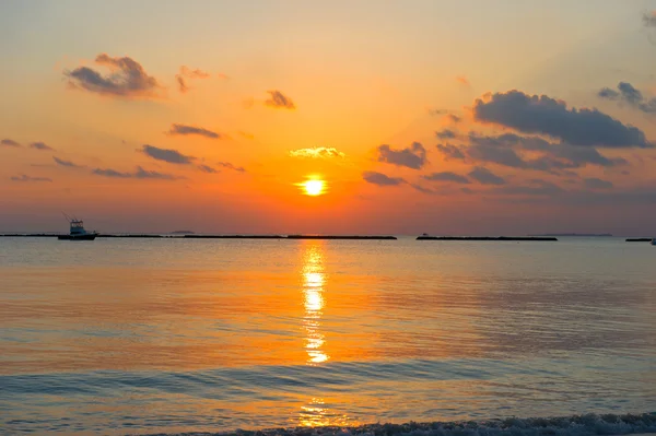 Tropikalny krajobraz. piękny zachód słońca na plaży. morze i niebo — Zdjęcie stockowe
