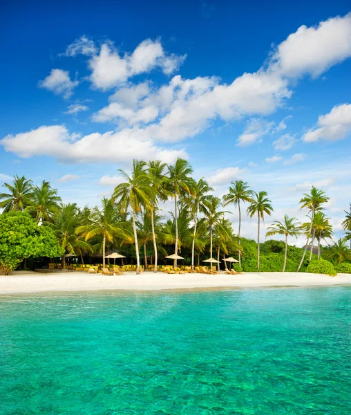 Tropical island palm beach with beautiful blue sky — Stock Photo, Image