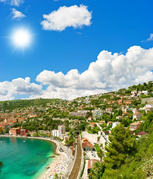 Resort de luxo e baía com mar mediterrâneo e céu azul — Fotografia de Stock