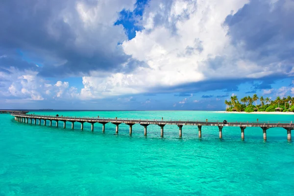 Beau ciel spectaculaire et plage tropicale — Photo