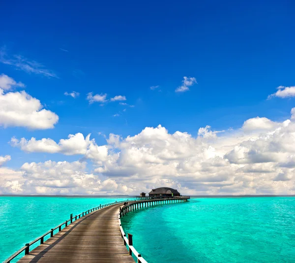 Бирюзовое море с красивым голубым небом — стоковое фото