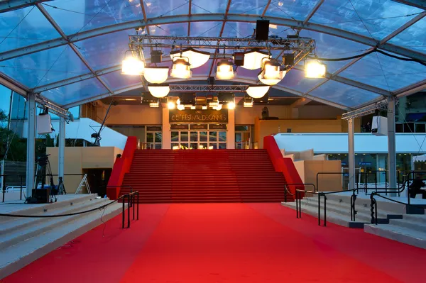 Os famosos passos de tapete vermelho do festival de cinema de Cannes Palais — Fotografia de Stock