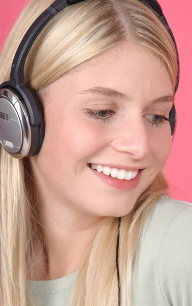 Hermosa mujer rubia escuchando música en auriculares —  Fotos de Stock