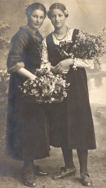 iki genç bayan çiçekli