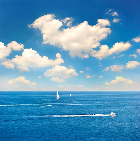 Mar azul bonito e céu perfeito — Fotografia de Stock