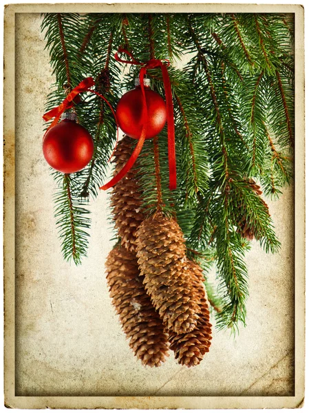 Weihnachtsdekoration mit roten Kugeln und Tannenbaum — Stockfoto