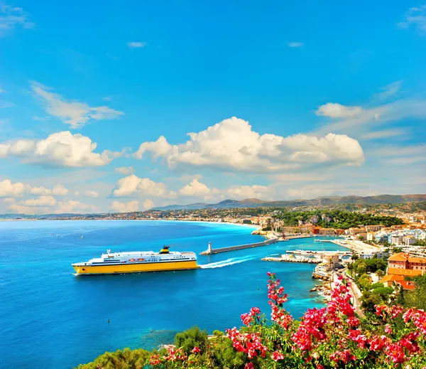 Blick auf den mediterranen Ferienort schöne, französische Riviera — Stockfoto