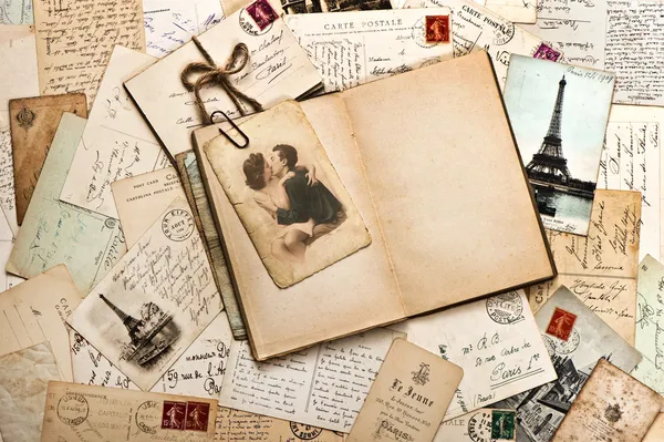 Papéis antigos, cartões postais franceses e livro de diário aberto — Fotografia de Stock