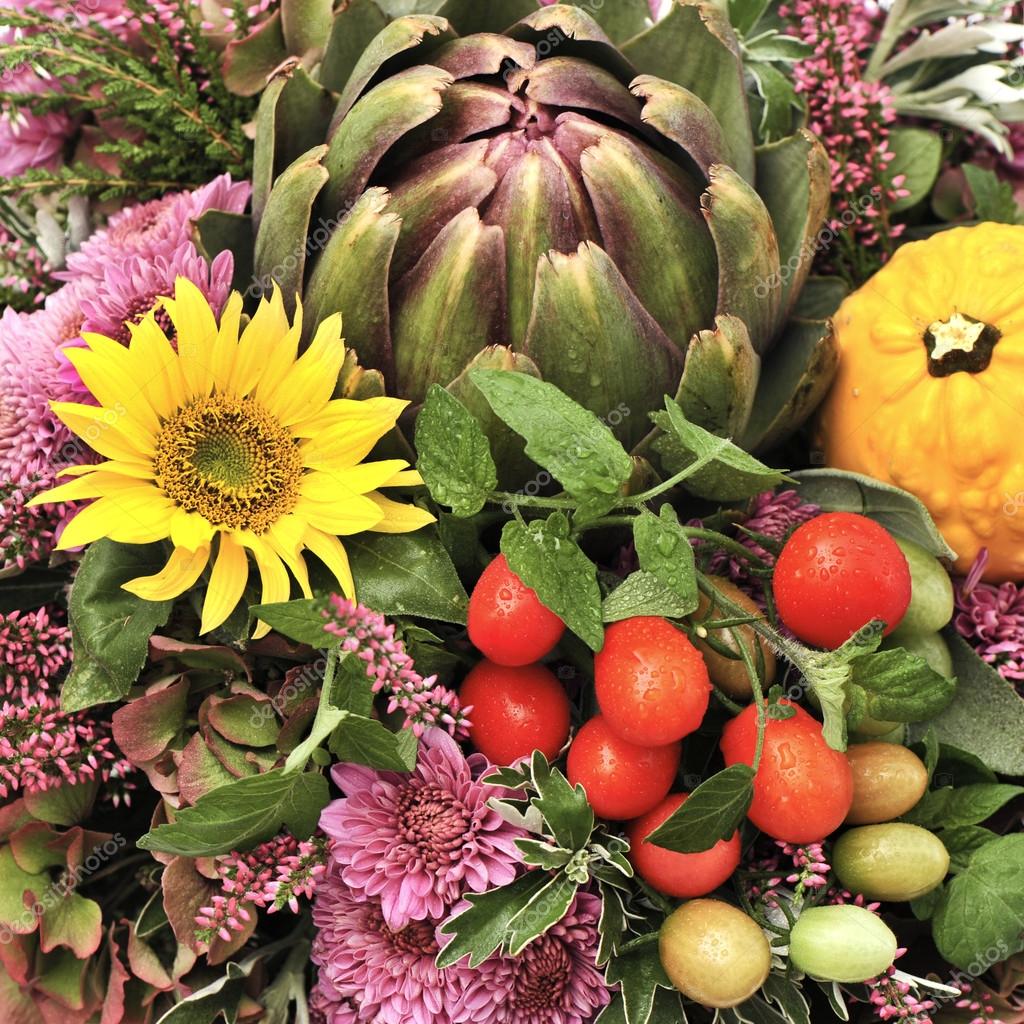 Artischocken Tomaten Und Blumen Arrangieren Dankbarkeit Stockfotografie Lizenzfreie Fotos C Liligraphie 13991307 Depositphotos