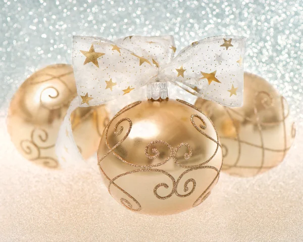 Bauble de Natal dourado com fita festiva — Fotografia de Stock