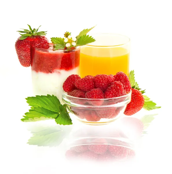 Verse aardbeien yoghurt en jus d'orange — Stockfoto