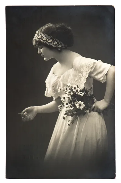 Jeune femme posant avec des fleurs de marguerite — Photo