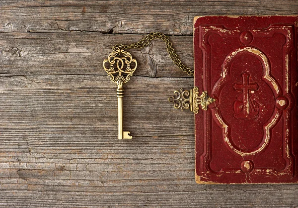 Key and old bible book cover — Stock Photo, Image