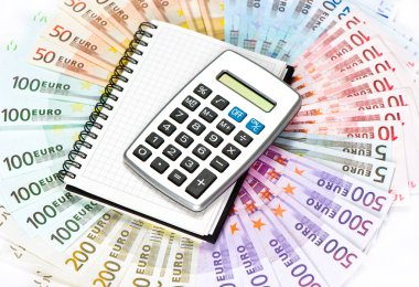euro banknot üzerinde hesap makinesi ve not defteri