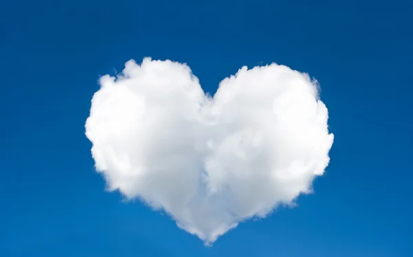 Gökyüzünde kalp şeklinde bulut — Stok fotoğraf