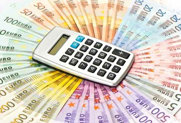 Calculadora sobre el fondo de los billetes en euros — Foto de Stock