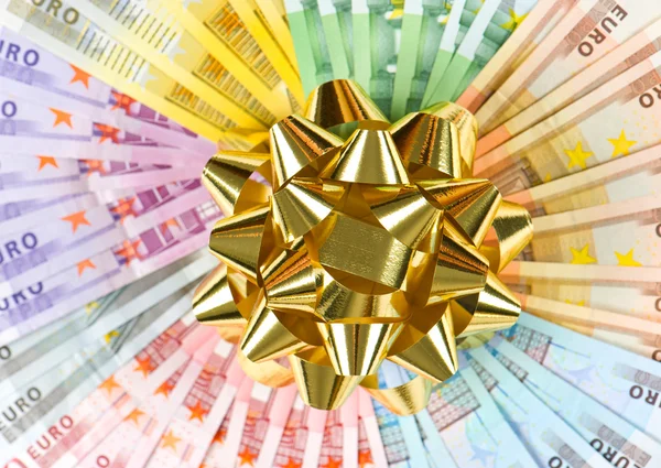 Soldi come regalo. nastro dorato sulle banconote in euro — Foto Stock