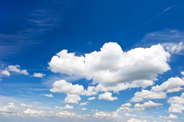 Witte wolken — Stockfoto