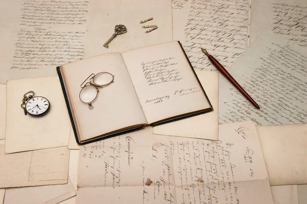 古い手紙や葉書の上の本を開く — ストック写真