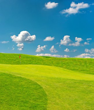 ggolf alanı. güzel yeşil manzara mavi gökyüzü ile