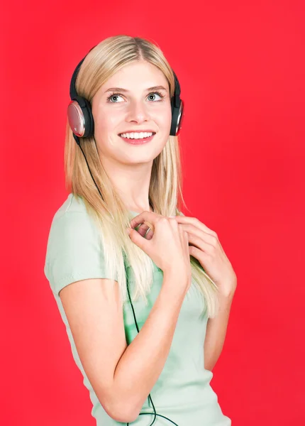 Piękny uśmiech blond dziewczynka ze słuchawkami — Zdjęcie stockowe