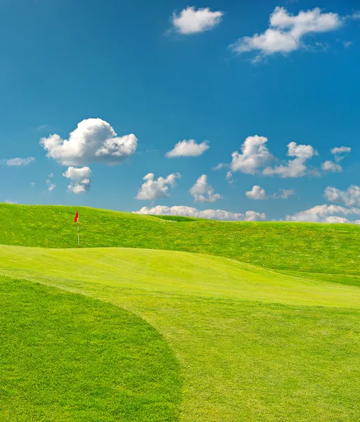 Ggolf 필드입니다. 푸른 하늘 가진 아름 다운 녹색 풍경 — 스톡 사진