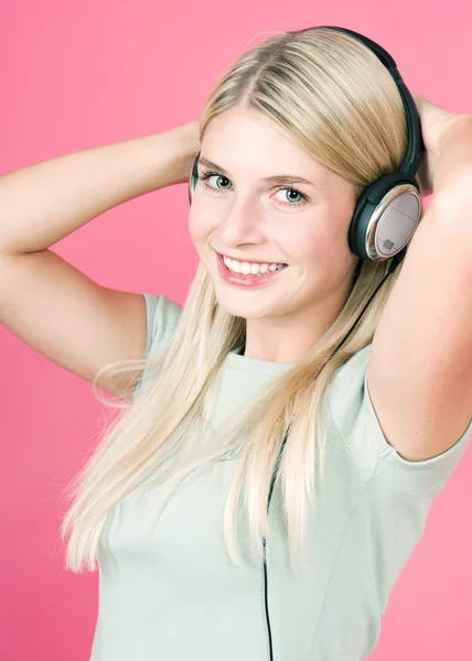 Mooi blond meisje luisteren naar muziek — Stockfoto