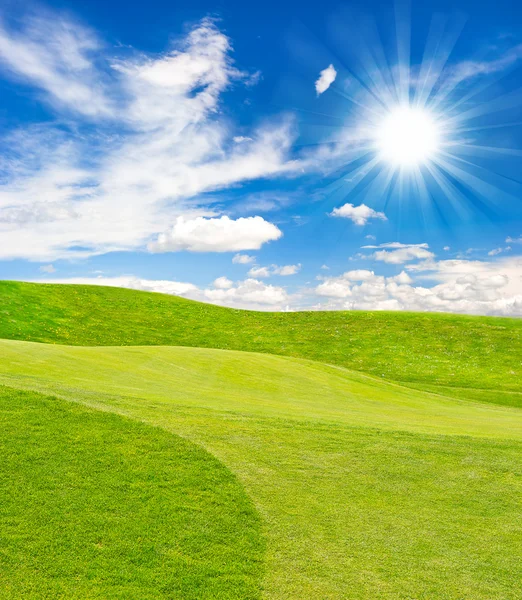 Ggolf pole. krásná zelená krajina s modrou oblohou — Stock fotografie