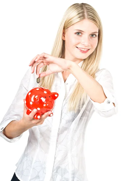 Kırmızı piggy banka tasarruf ile samimi kadın — Stok fotoğraf