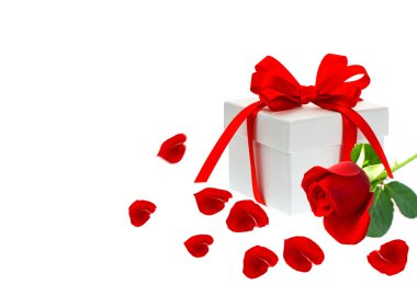hediye kutusu ile şerit yay ile kırmızı gül