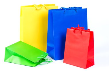 Satılık alışveriş torbaları kırmızı, mavi, sarı, yeşil