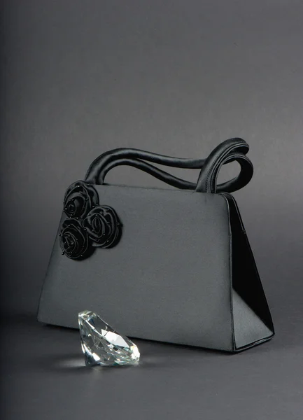 Schwarze Frauentasche mit glänzendem Kristall — Stockfoto