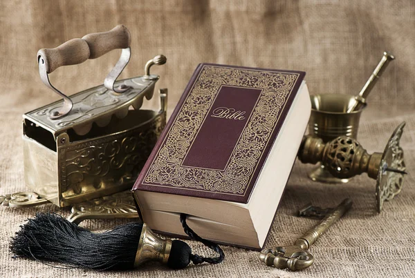 Altes Bibelbuch auf historischem Hintergrund — Stockfoto