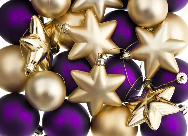 Close-up van lila en gouden kerstballen — Stockfoto