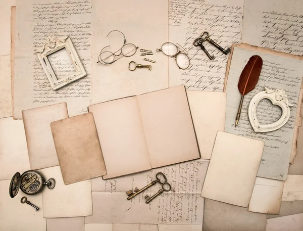 Винтажные вещи, старые письма и фоторамки — стоковое фото