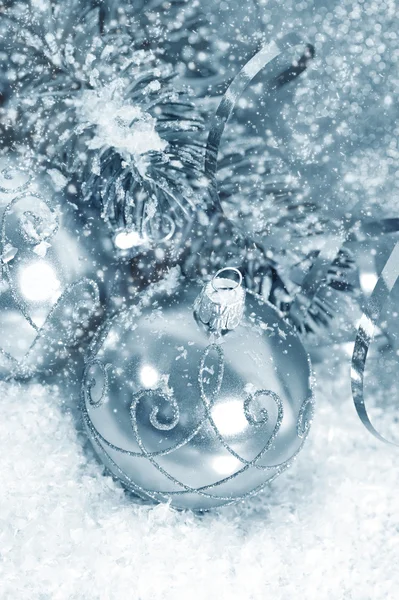 Boules de Noël en argent avec branche d'arbre de Noël — Photo